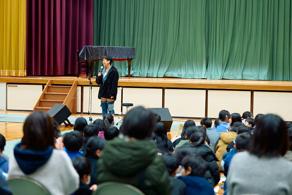 シンガーTina / Singer Tina 出演 弘道小学校コンサート ステージライブ写真 出石町 2025年2月14日(Singer Tina Kodou Elementary School concert stage performance live photo, Izushi Town, Feb 14 2025, official event image)