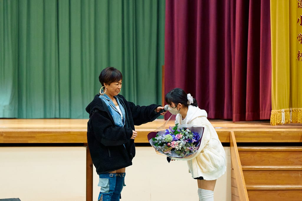 シンガーTina / Singer Tina 出演 弘道小学校コンサート ステージライブ写真 出石町 2025年2月14日(Singer Tina Kodou Elementary School concert stage performance live photo, Izushi Town, Feb 14 2025, official event image)