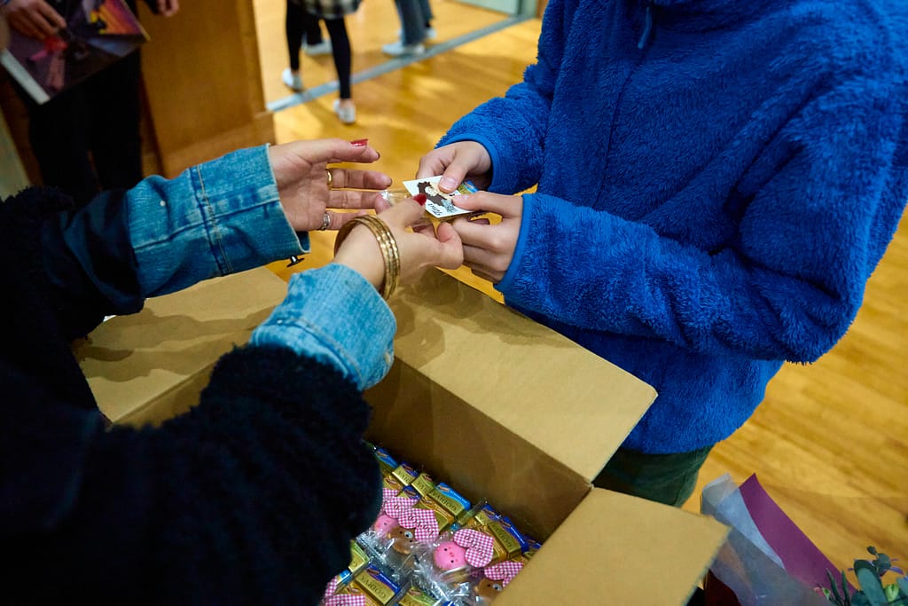 シンガーTina / Singer Tina 出演 弘道小学校コンサート ステージライブ写真 出石町 2025年2月14日(Singer Tina Kodou Elementary School concert stage performance live photo, Izushi Town, Feb 14 2025, official event image)
