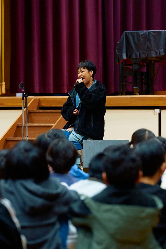 シンガーTina / Singer Tina 出演 弘道小学校コンサート ステージライブ写真 出石町 2025年2月14日(Singer Tina Kodou Elementary School concert stage performance live photo, Izushi Town, Feb 14 2025, official event image)
